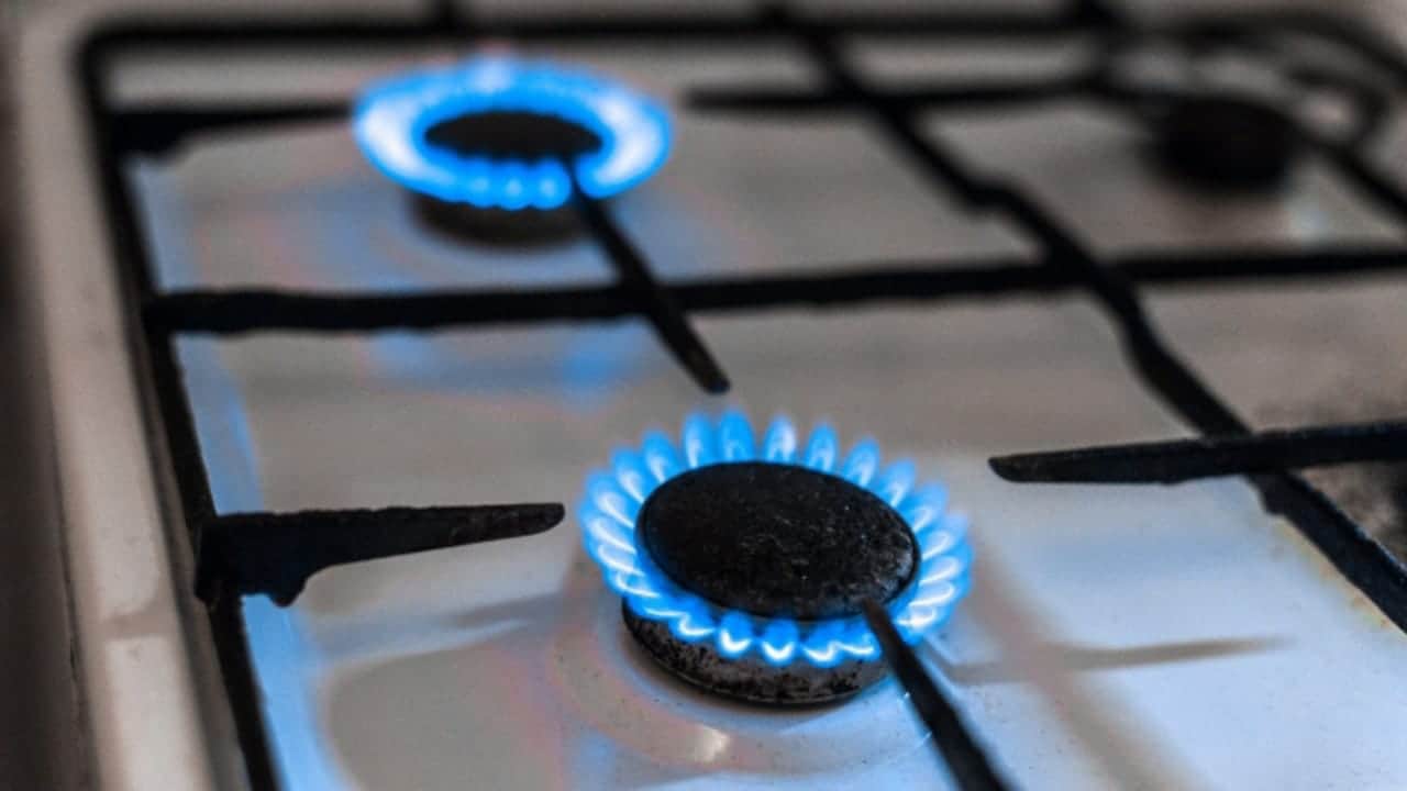 Kitchen Hacks Lighters Safety Tips Using Matchsticks For Lighting Gas Stove Is Safe in Hindi