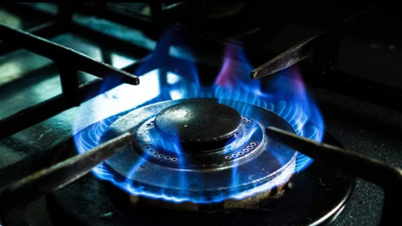 Kitchen Hacks To Clean Burnt Gas Stove And Gas Burner Cleaning Tips in Hindi