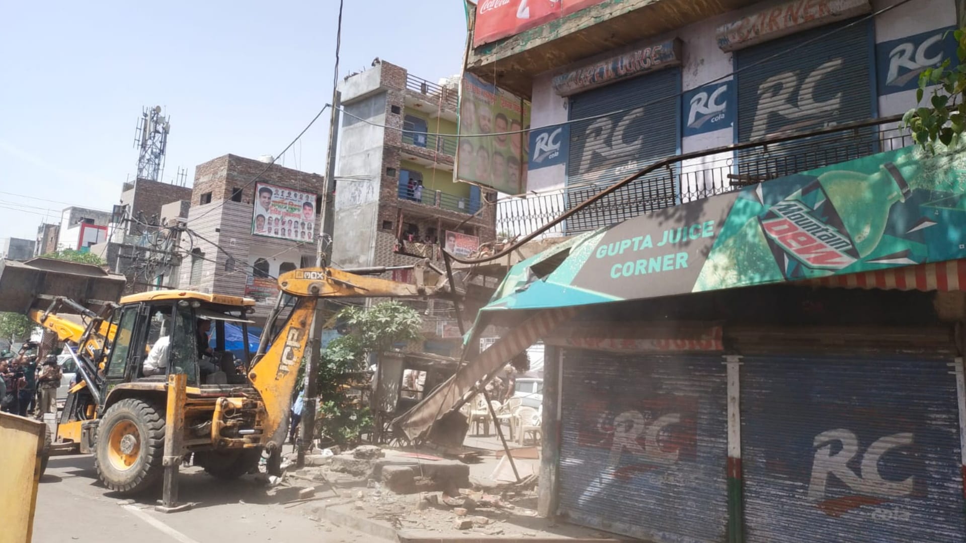 Delhi Jahangirpuri bulldozer see in photos how MCD demolition shops and homes of area even after Supreme court order demolition carried for two hours