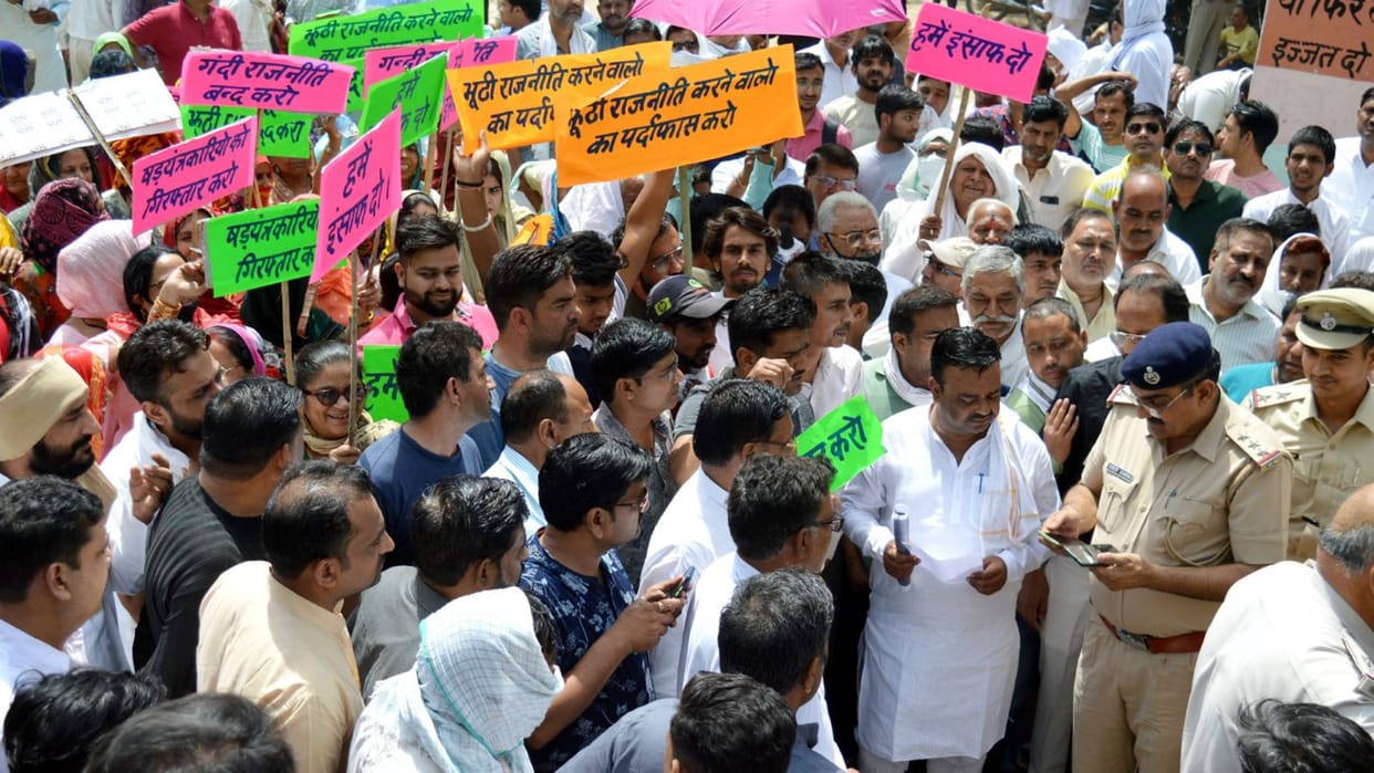 Maman and Narendra demonstrated after their names appeared in the FIR of the receipt scam in Bhiwani Municipal Council