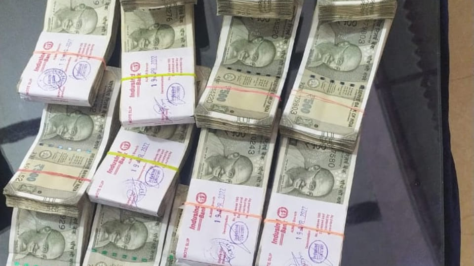 junior clerk of municipality caught with Rs 7.50 lakh in alwar