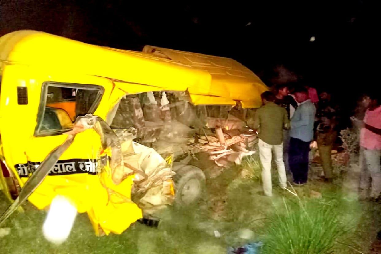 Road accident in Fatehpur, collision between bus and tractor, farewell of bride