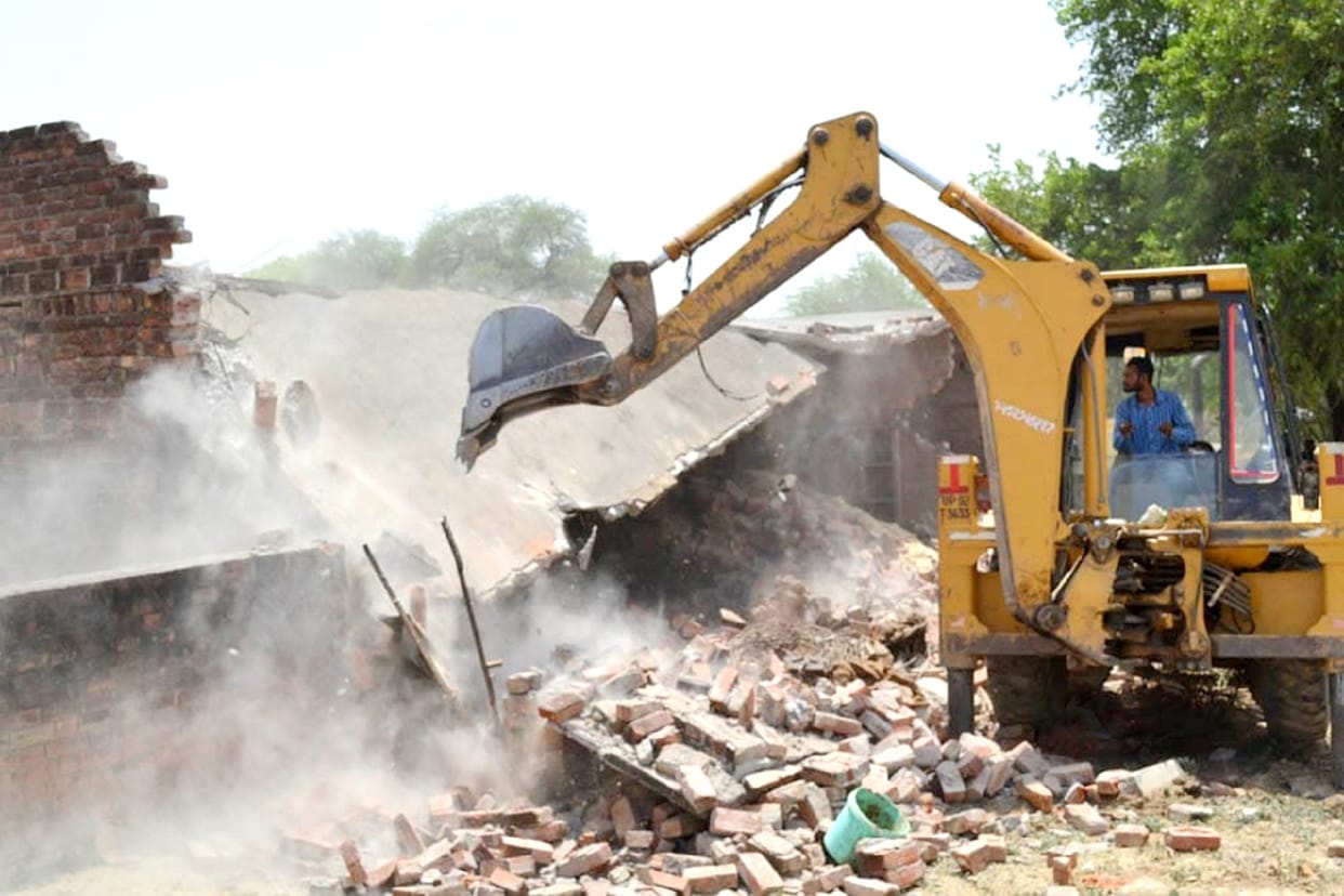 Bulldozer run on illegal construction on the land of village society in Hamirpur