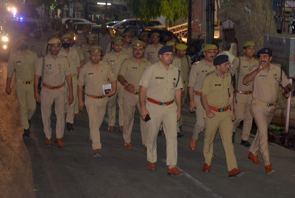Mathura: IG patrolled the streets of the city on foot