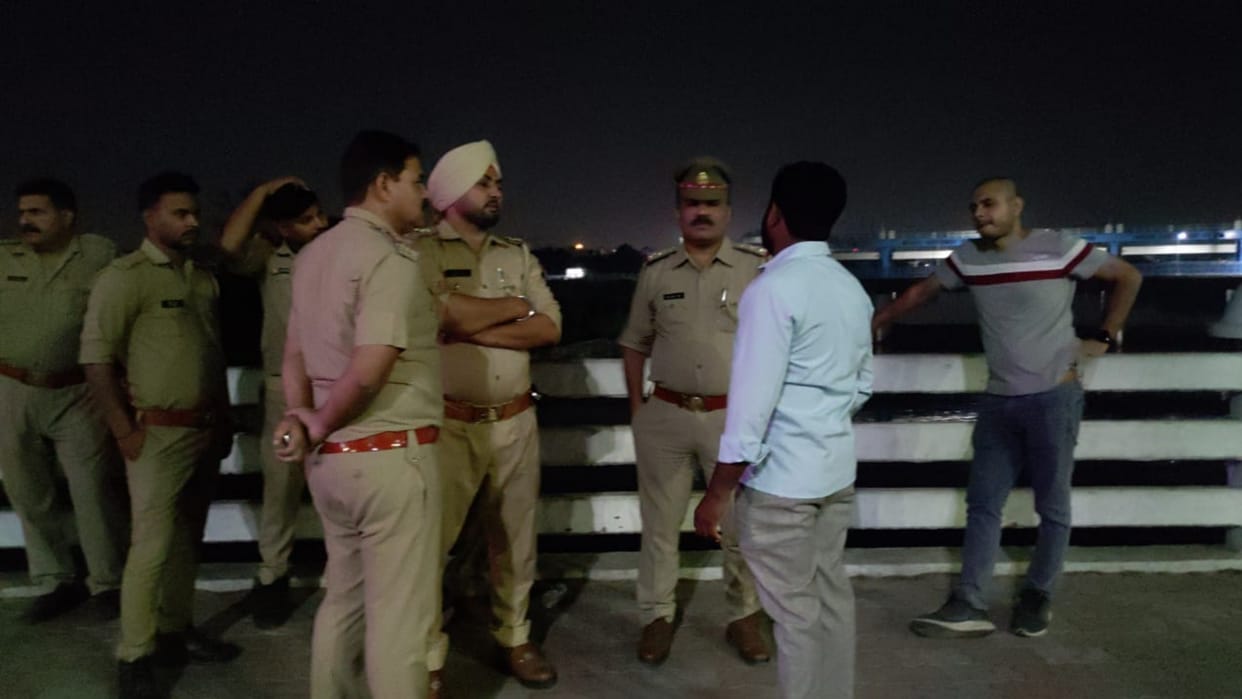 A young girl jumped into the gomati nagar in Lucknow.