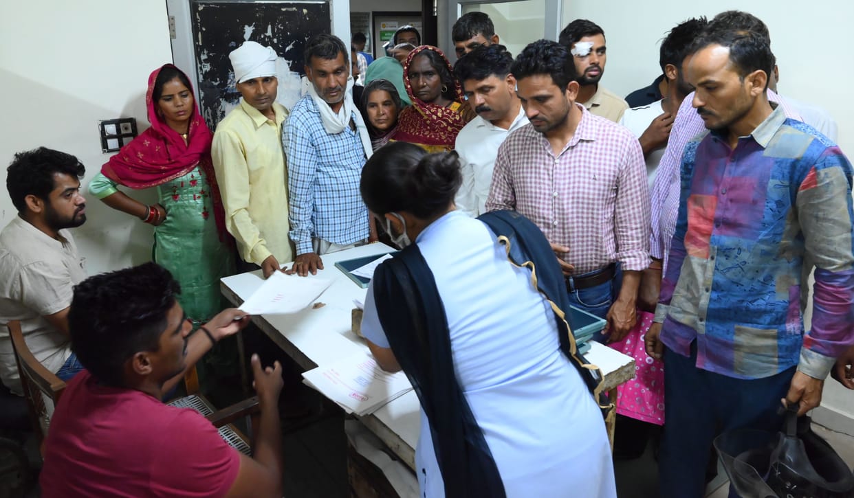 Waiting for hours for X-ray, patients and attendants getting entangled with employees
