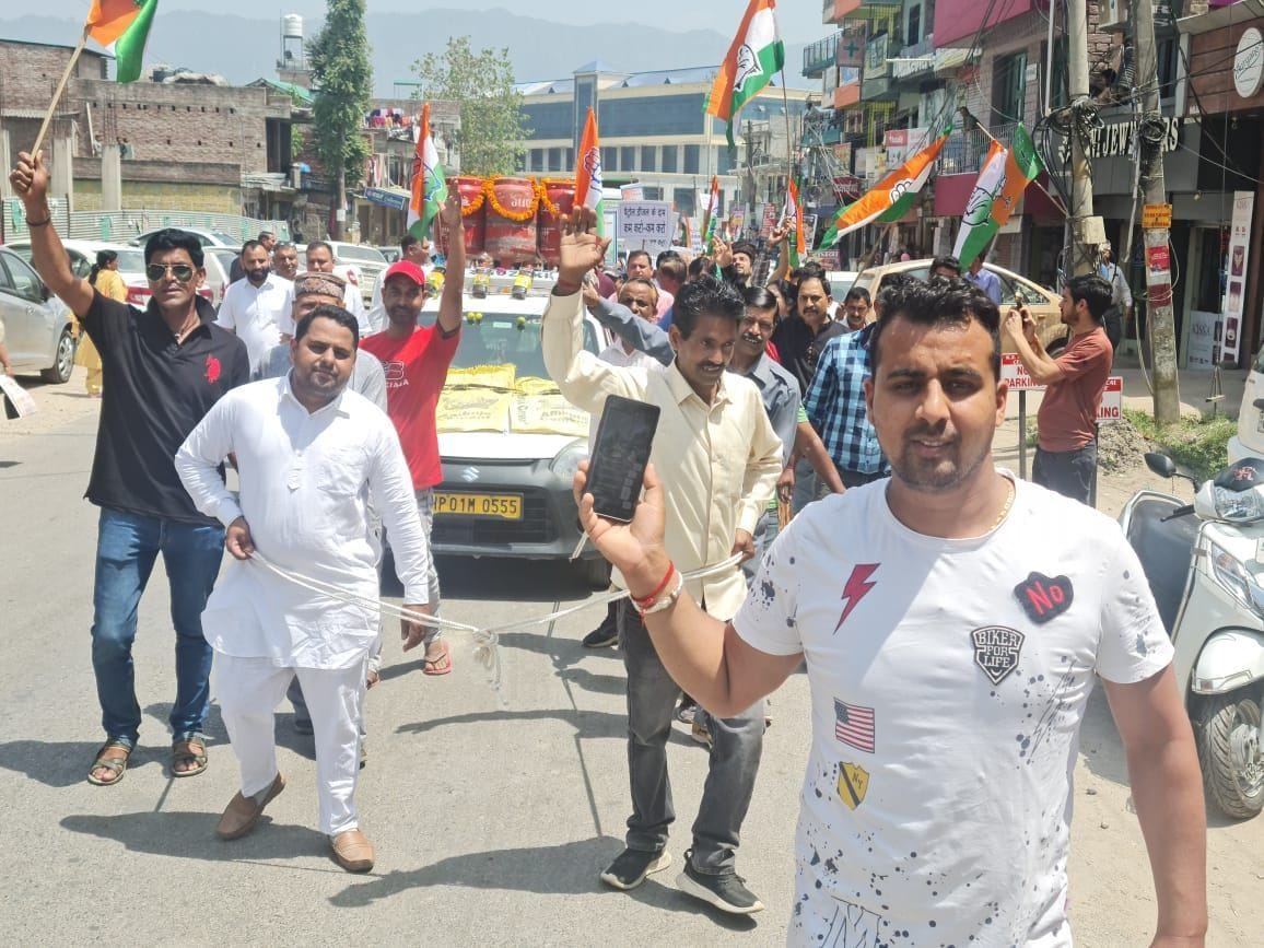 Demonstration against inflation, Congressmen pulled the car with a rope