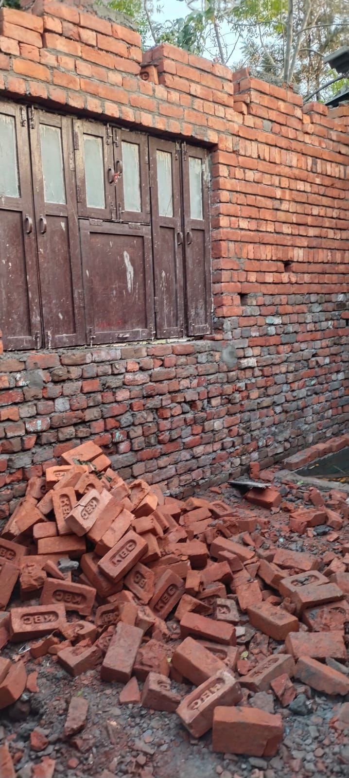 Tender amount increased but even then old bars and bricks were installed