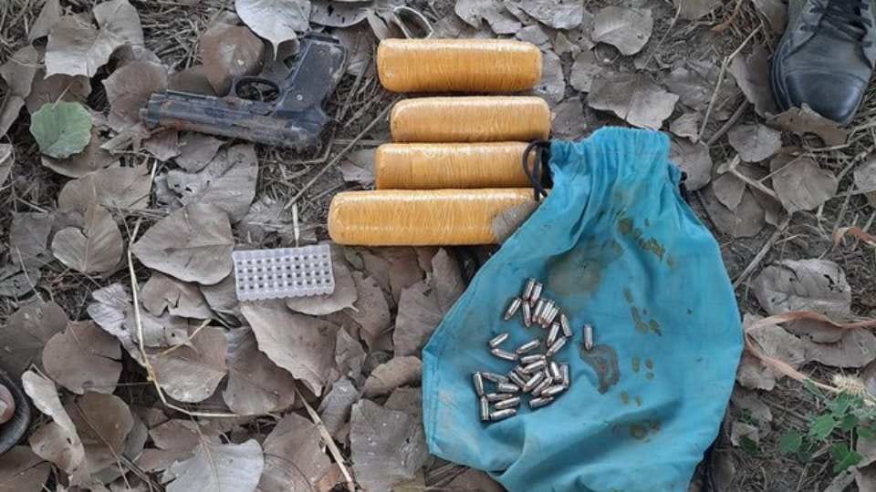 BSF jawans caught 2 kg heroin and weapons from Attari border in Punjab