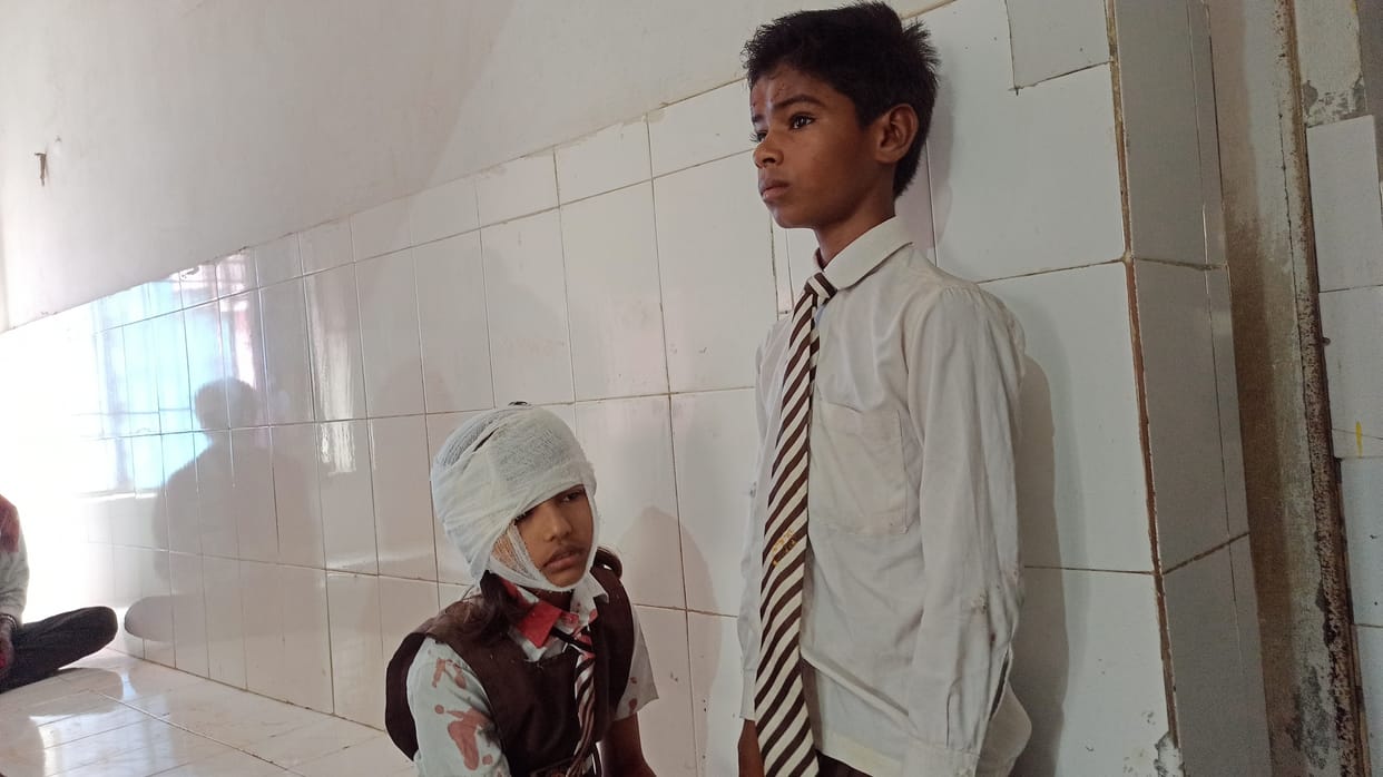 School tempo overturned full of children, ten injured, eight serious
