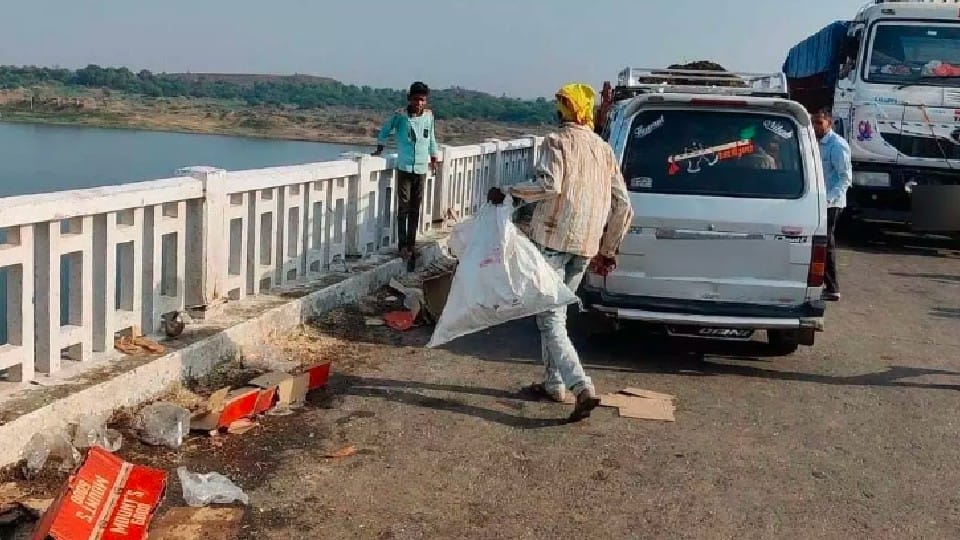 Party on the road in Barwani: A Jeep full of beer collided with the car, a crowd started looting the bottles scattered on the road, many opened there and started drinking