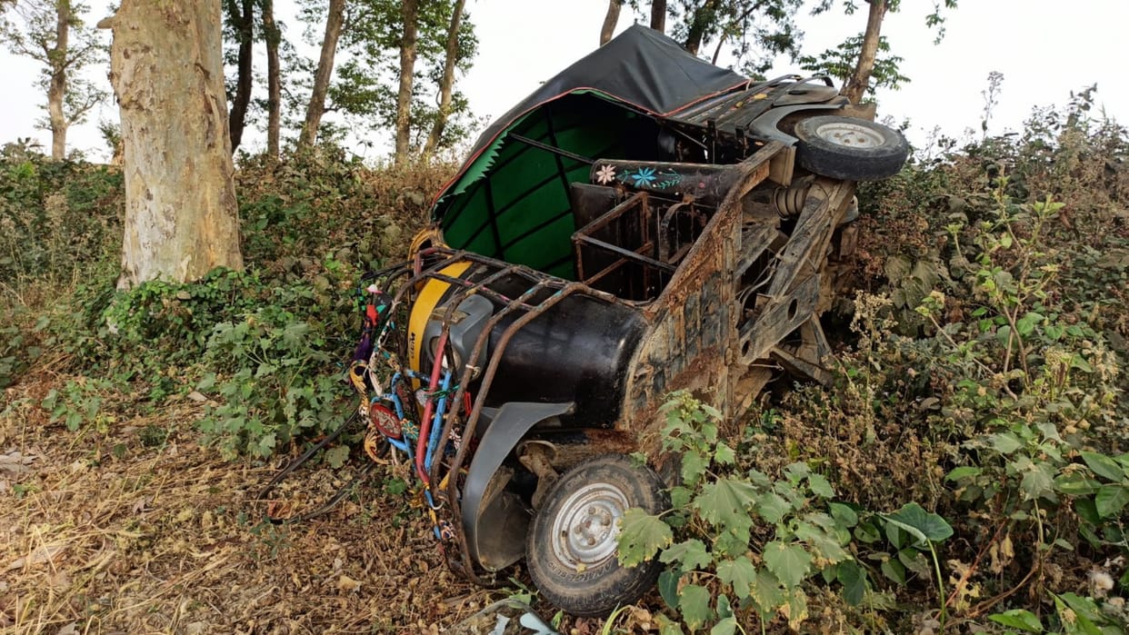 ten injured after School temps full of children overturned in Deoria