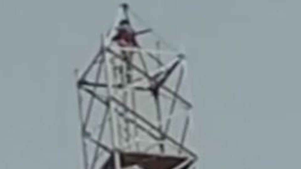 young man climbed on the mobile tower in agra