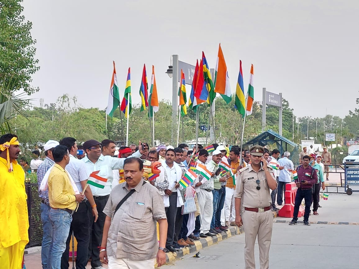 Prime minister of Mauritius pravind jagunath Varanasi visit today Festive view from airport to city see photos