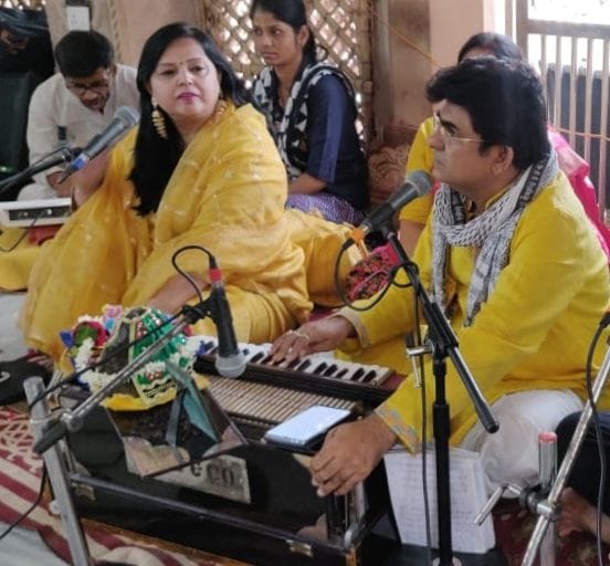 mathura: kaanha meree galiyon mein aaya na karo, meethee meethee baansuree bajaaya na karo...