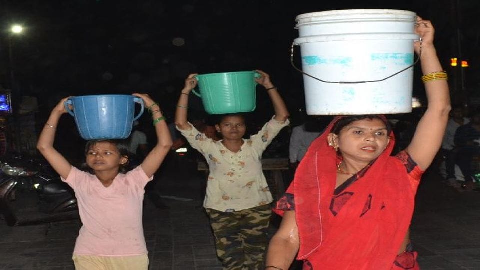 people troubled due to power and water crisis in Agra