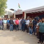 फैक्टरी मालिक पर कार्रवाई के खिलाफ पुलिस चौकी में इकट्ठे हुए उद्यमी।