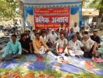 पत्रकारों की रिहाई की मांग को लेकर कलेक्ट्रेट परिसर में चल रहे क्रमिक अनशन पर बैठे पत्रकार व अन्य