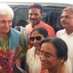 जम्मू कश्मीर के उपराज्यपाल का स्वागत करती सांसद रीता बहुगुणा जोशी एवं भाजपा महानगर अध्यक्ष गणेश केसरवानी ।