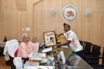 राज्यपाल आनन्दीवेंन पटेल से मुलाकात करते अन्तराष्ट्रीय दिव्यांग क्रिकेट खिलाड़ी लव वर्मा।संव?