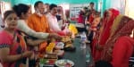 ऊन ब्लॉक में आयोजित स्वावलंबन कैंप में गर्भवती महिलाओं को फल देते ब्लॉक प्रमुख रामपाल सिंह व जिल?