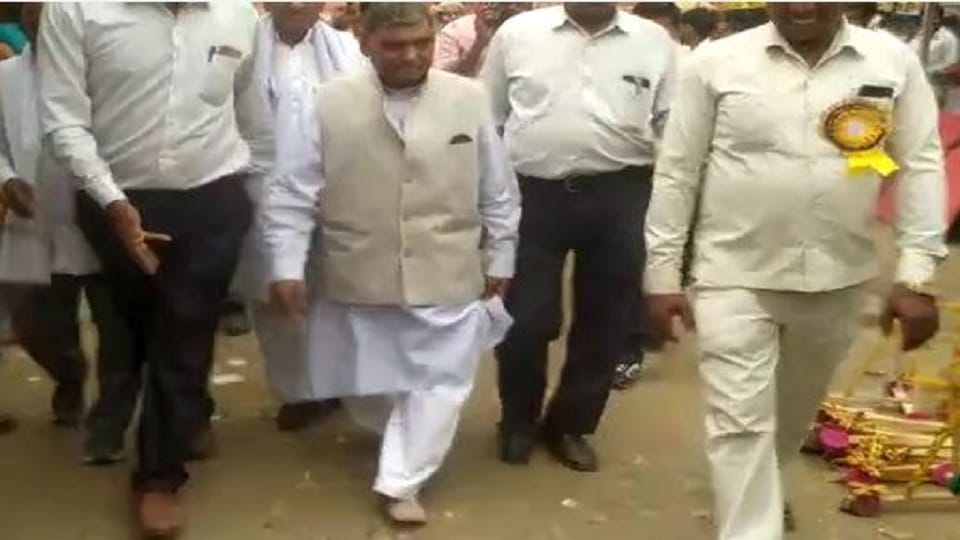 BJP MLA Shoes stolen during inaugurate fair video goes viral