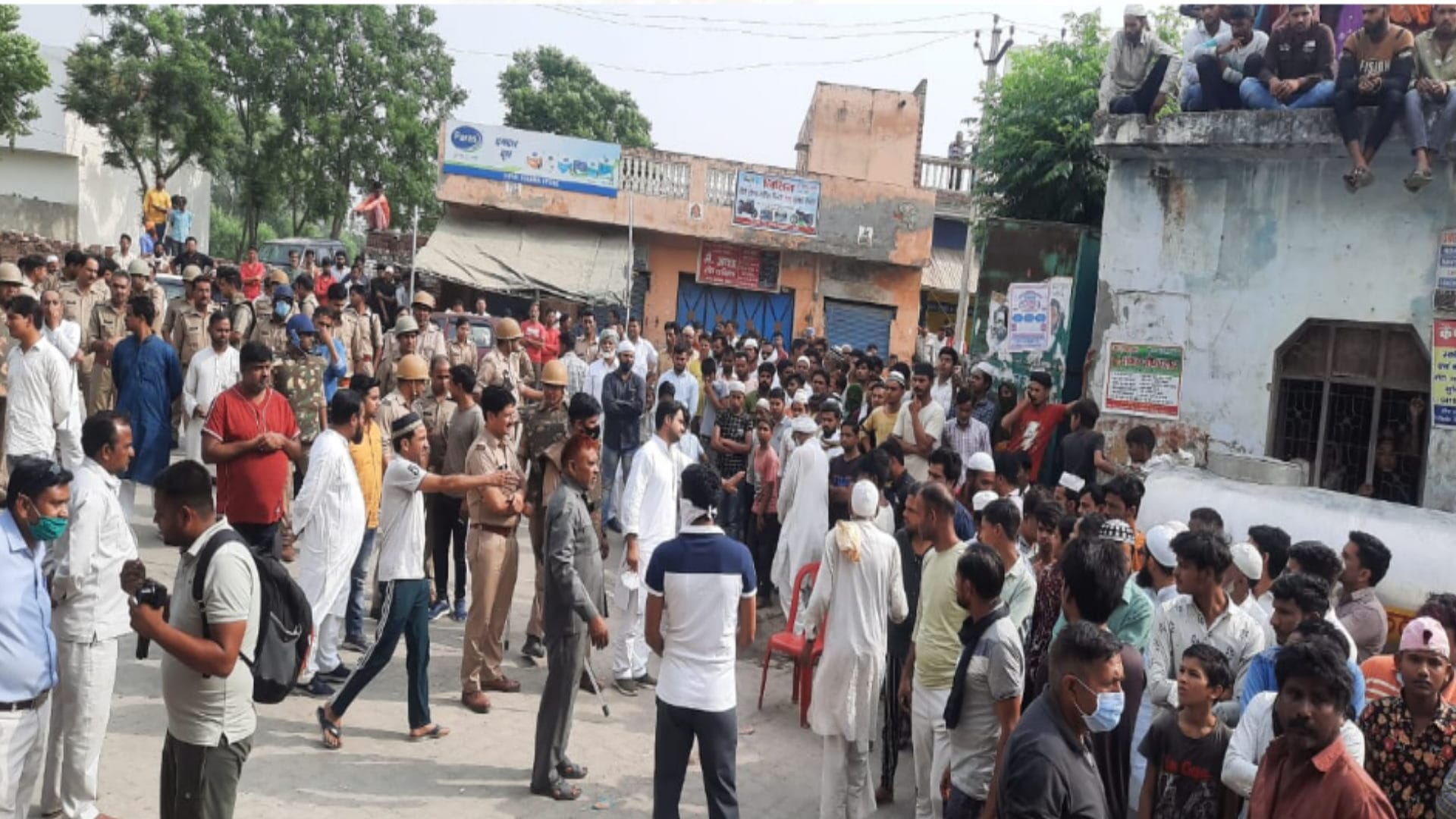 Akbar Banjara Chatting  found in the mobile with former MLA, Meerut crook was killed in Assam