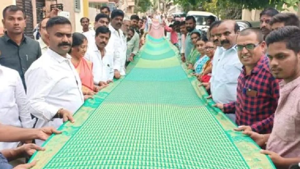Rare Ram devotee : Weaver of Andhra wrote Jai Shri Ram in 13 languages on 60 meter long silk sari