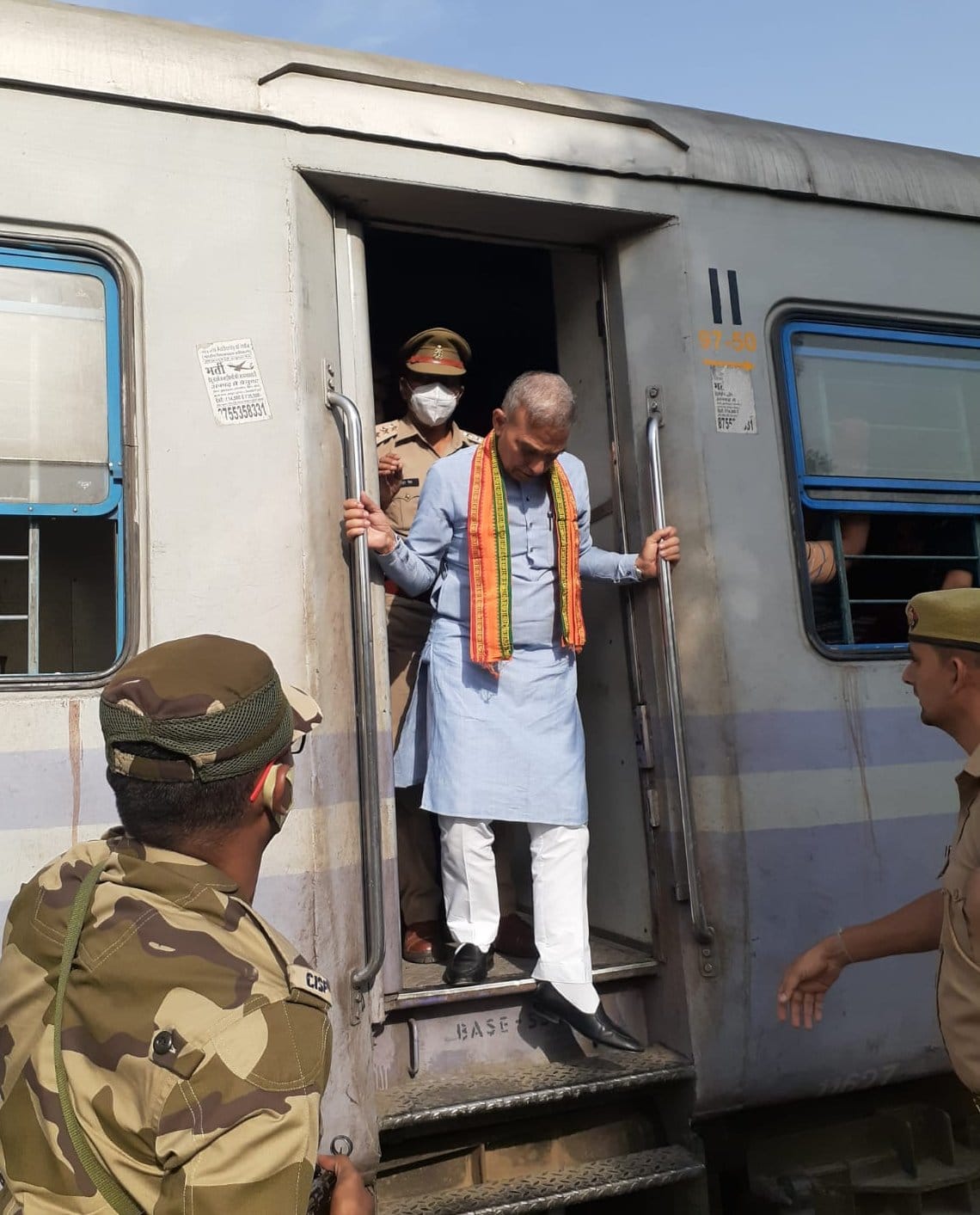 Dr. Satyapal became the first MP to know the problems of passengers by traveling in a passenger train