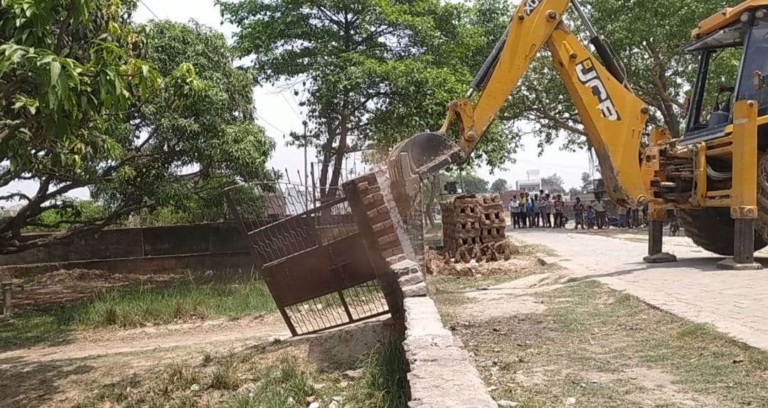 Illegal encroachment removed from gram sabha land