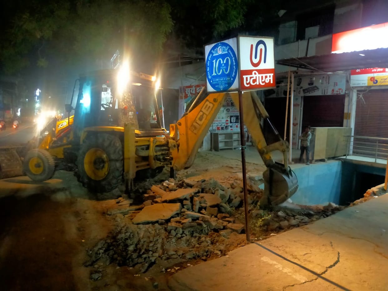 Once again Bulldozer run in Jaunpur administration cleared Encroachment free in  city busiest area in midnight after warning
