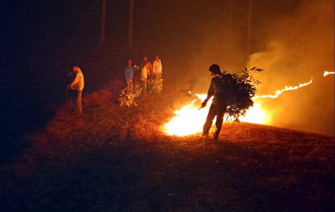 After hard work, the fire was extinguished on the Chamoli border