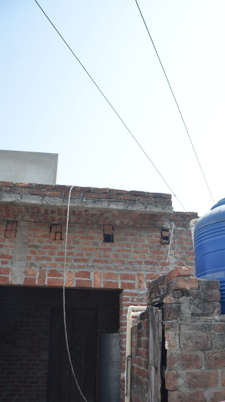 High tension line wire fell on the houses, major accident averted