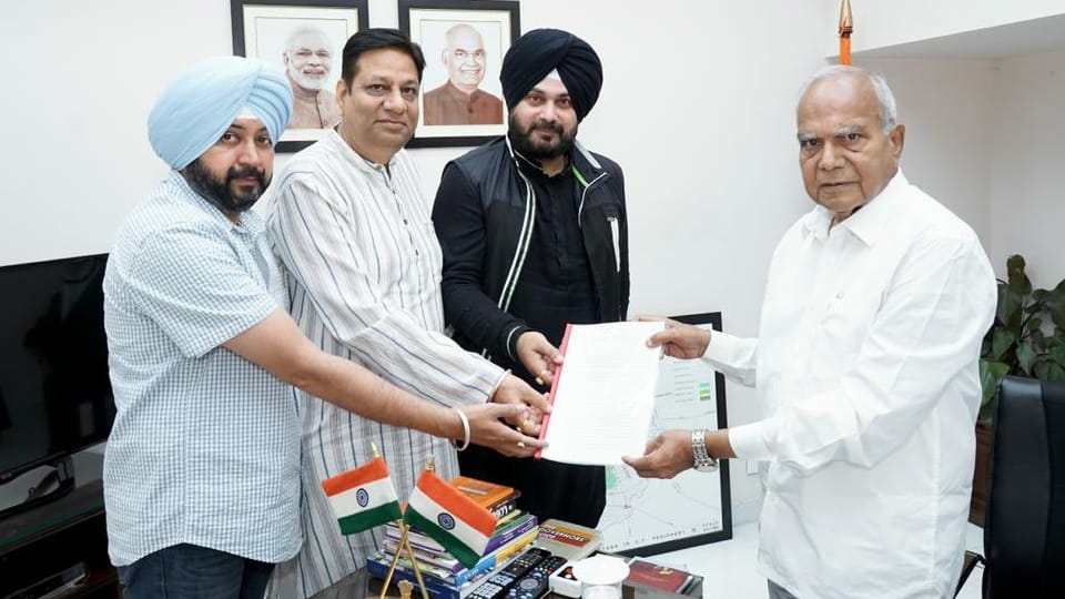 Punjab Congress Leader Navjot Sidhu Meets Governor Banwari Lal Purohit in Chandigarh