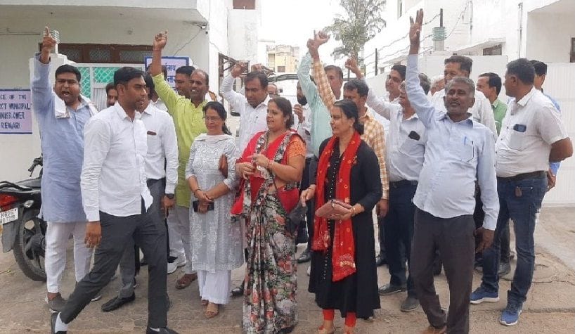 City council members raised slogans against the District Municipal Commissioner