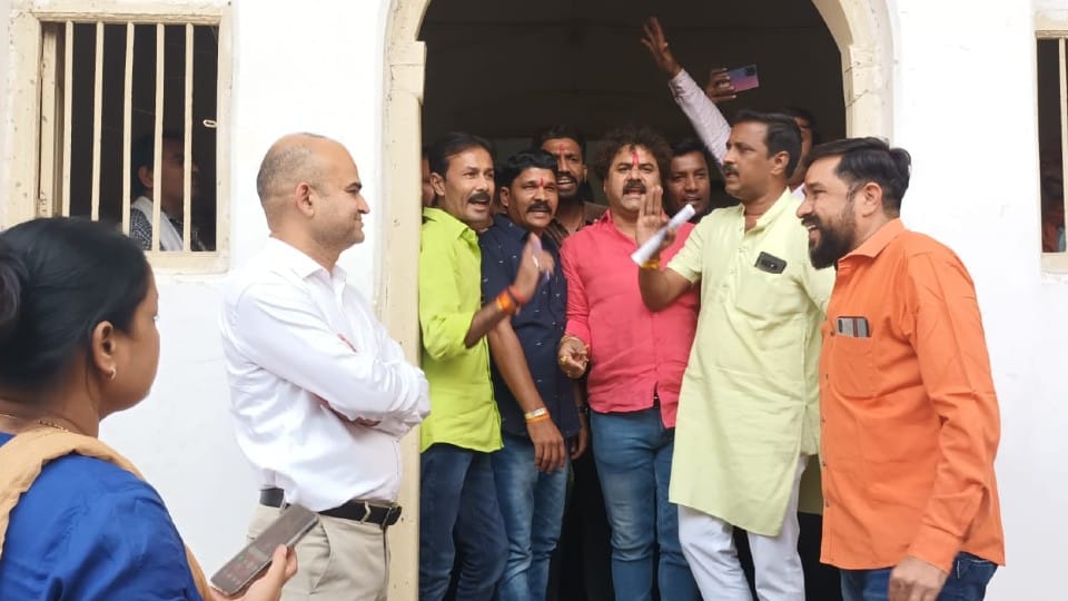 Dewas: BJP leader reached the collectorate by accusing CMHO of corruption, gave a memorandum and said - the corrupt officer should be removed from here