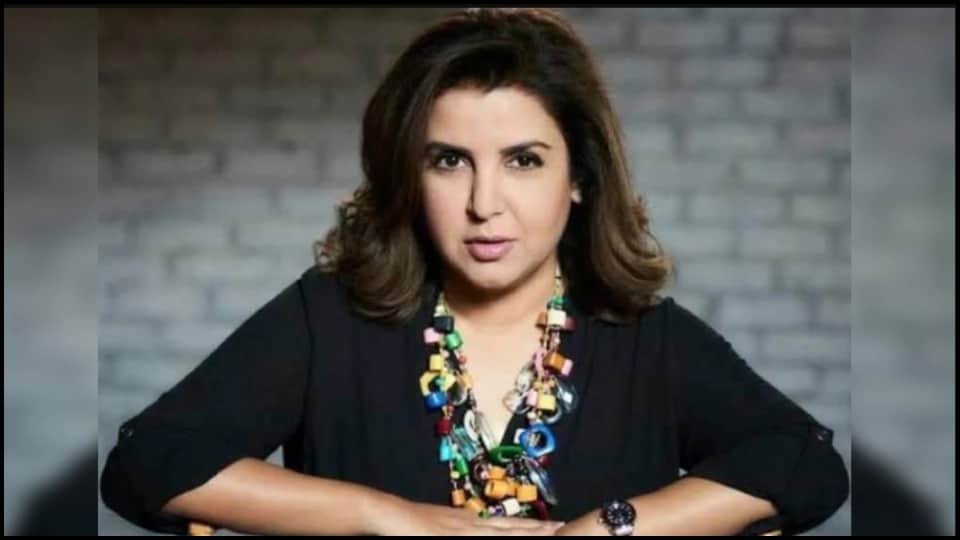 Farah Khan has questioned the fans by sharing a funny picture of Abhishek Bachchan and Hrithik Roshan