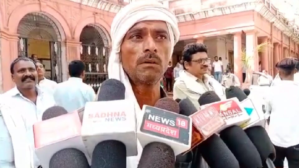 Shivpuri: Villagers troubled by the bullies lying in front of the minister's car, said- I will commit suicide here