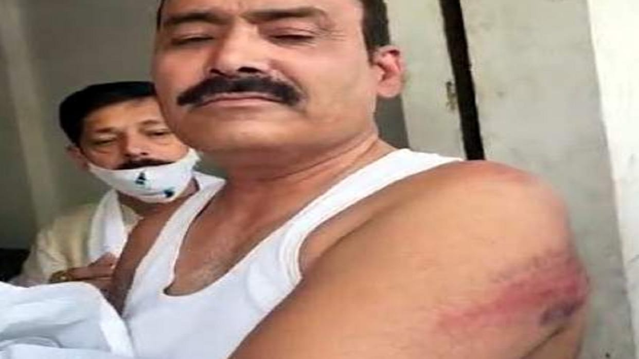 police constable beat up lassi seller badly for asking for money SP did line hazir to police