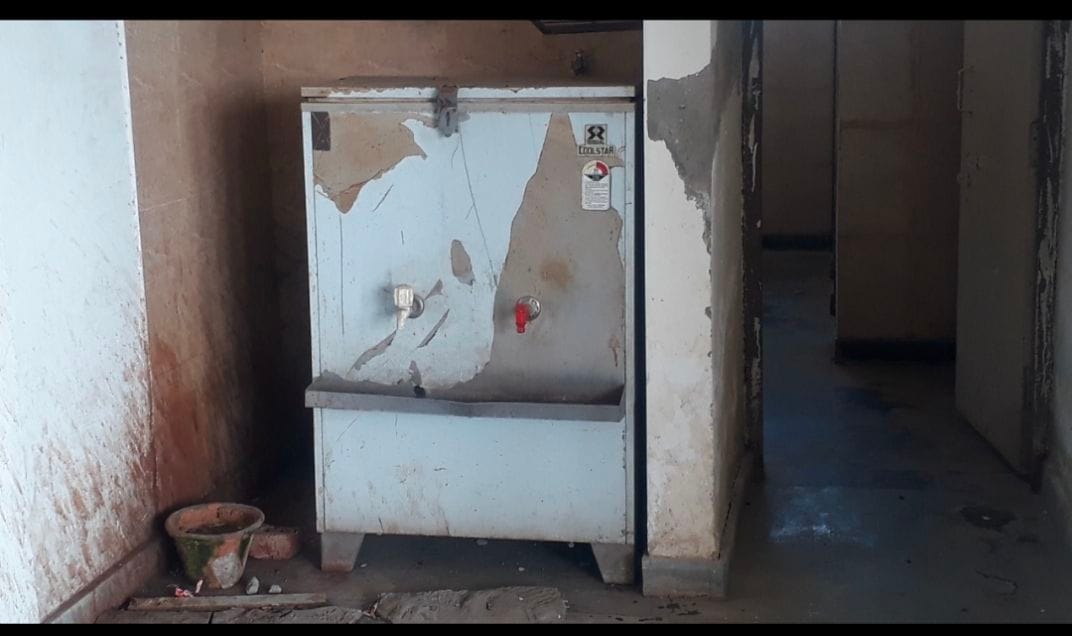 Drinking water shortage in District Secretariat, employees drinking water after buying