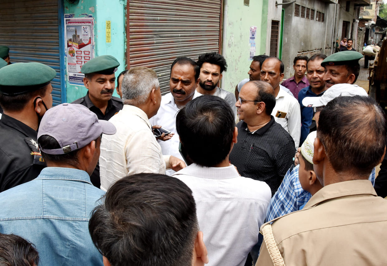 Protest against connecting the drain of the colony with another drain, created a ruckus