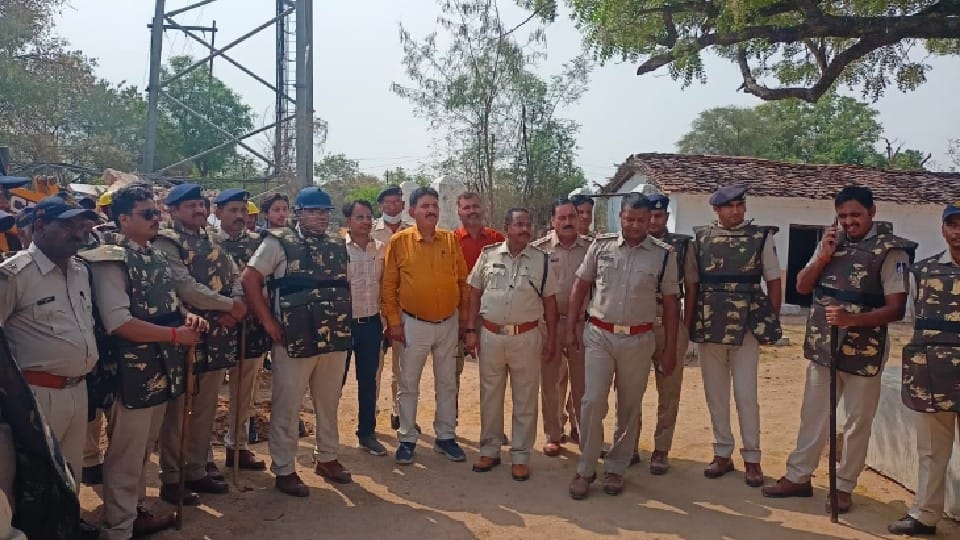 Bulldozers continued, drums kept ringing: Action on illegal property worth 15 lakhs made in Chhatarpur, drums in joy