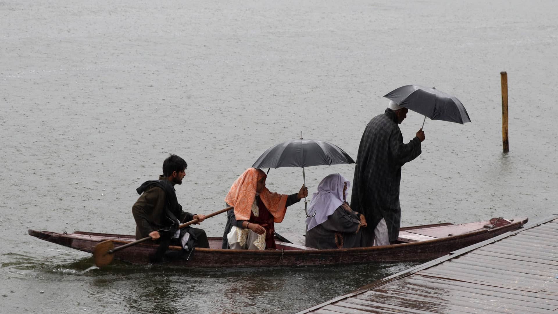 Jammu Kashmir Weather turned pleasant due to rain in Srinagar see beautiful photos of valley
