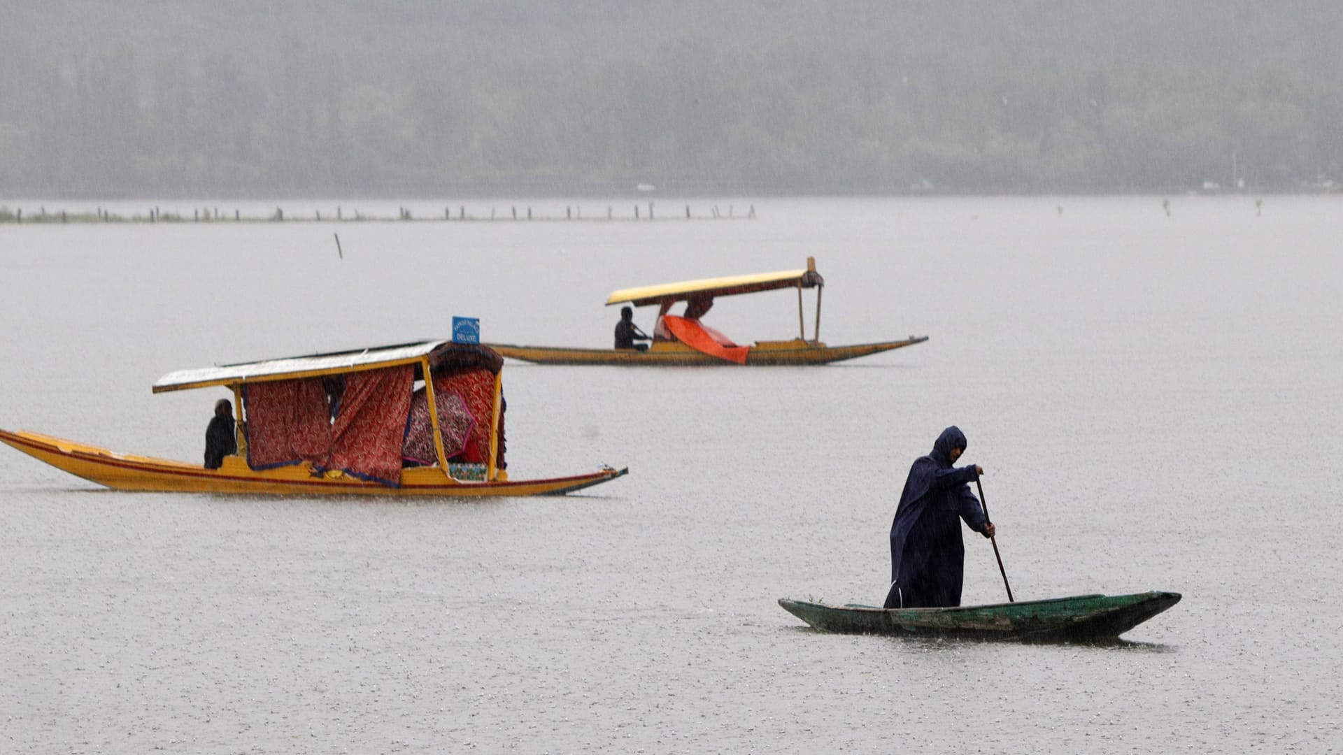 Jammu Kashmir Weather turned pleasant due to rain in Srinagar see beautiful photos of valley