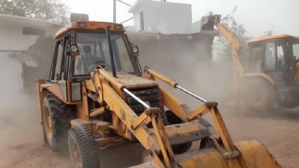 Bulldozers continued, drums kept ringing: Action on illegal property worth 15 lakhs made in Chhatarpur, drums in joy