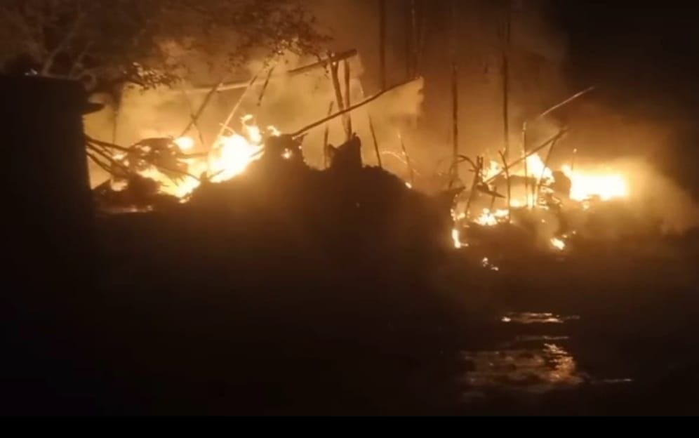 Cylinder burst, loss of lakhs in two houses due to fire