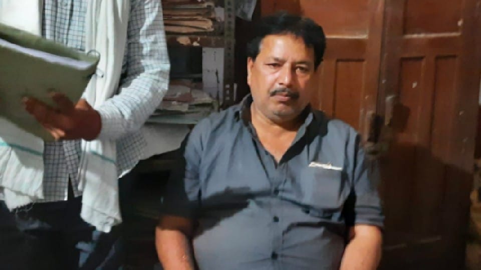 Morena: Babu of Tribal Welfare Department was arrested red handed taking 10 thousand bribe