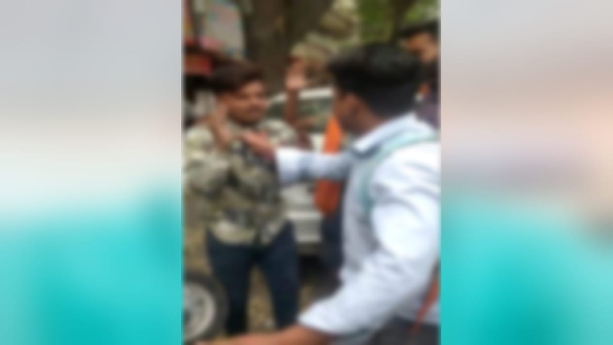 UP News: A youth was beaten up by three youths in front of RG College in Meerut