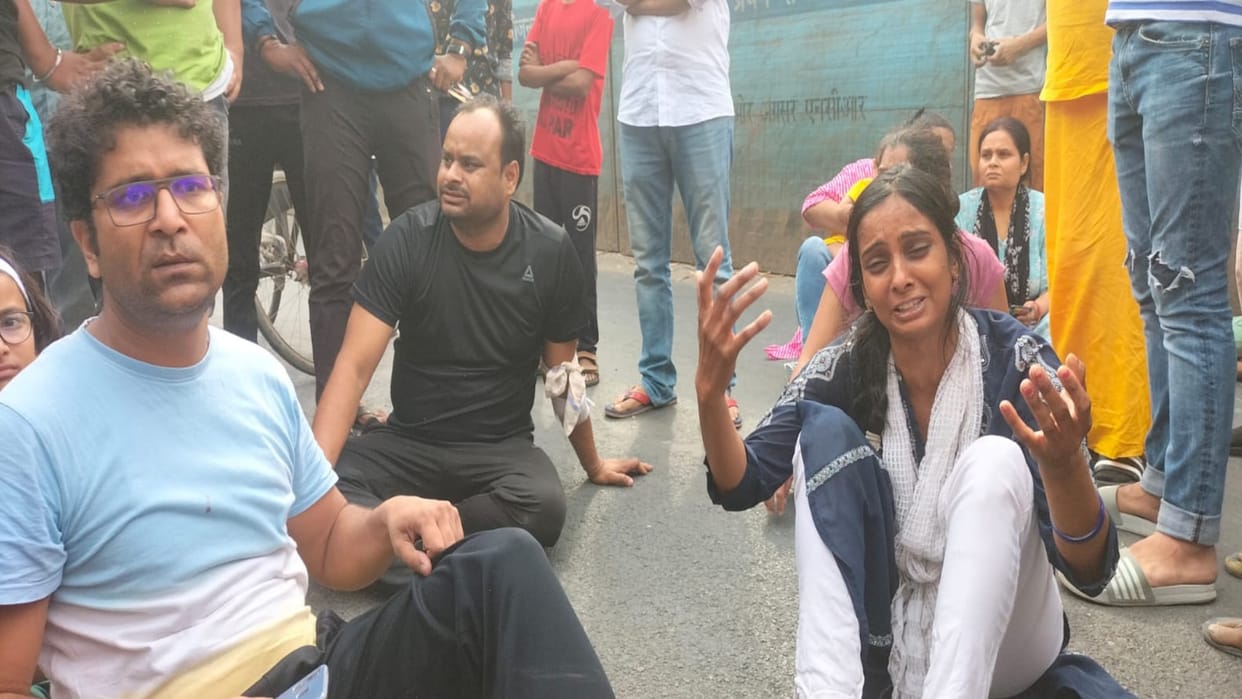 Ghaziabad class 4th student died in bus police release accused principal from police station relative jam delhi meerut road