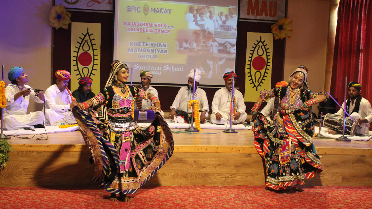 The presentation of 'Padharo Mhare Desh' captivated the mind